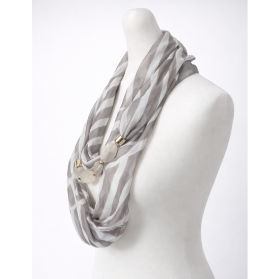 Chusta z dekoracyjną aplikacją – jeden dodatek, wiele możliwości stylizacji.